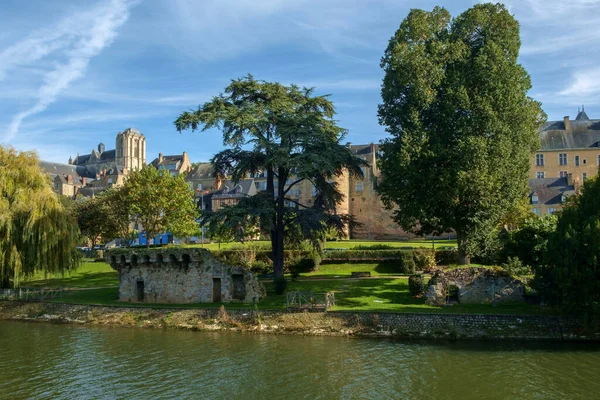 Gebäude Der Altstadt Mans Säumen Den Fluss Sarthe Der Nachmittagssonne — Stockfoto