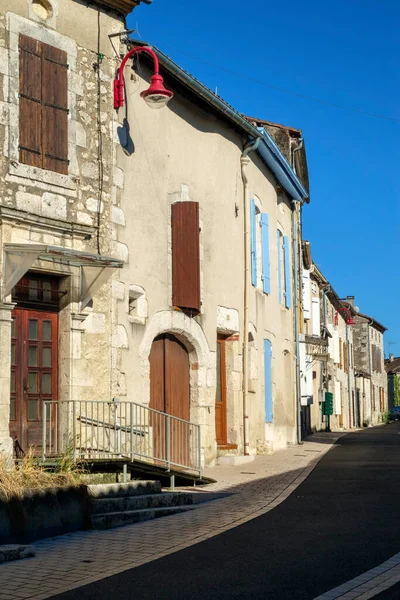 Calles Vacías Una Soleada Tarde Verano Pueblo Rural Hautefage Tour — Foto de Stock