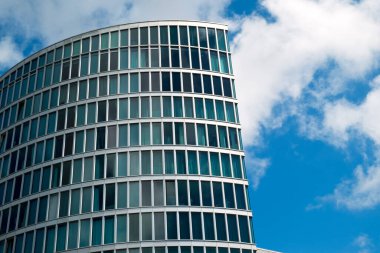 Yüzen Liman ve Tapınak İskelesi 'nin (Temple Quay) yenilenme alanındaki modern akitektür. 'The Eye' İngiltere 'nin başkenti Bristol' da son zamanlarda tamamlanmış bir stüdyo, bir ve iki yatak odalı bir daire ve üç yatak odalı çatı katı..