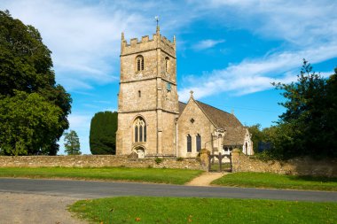 İngiltere, Gloucestershire yakınlarındaki Long Newnton 'da geleneksel bir Cotswold kır kilisesi.