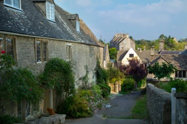 Bisley, Gloucestershire, İngiltere sokaklarında tuhaf Cotswold taş kulübeleri var.