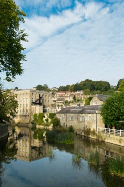 Resimli evler Avon Nehri 'nin üstündeki tepeye sonbahar güneşi altında tırmanır, Bradford Avon, Wiltshire, İngiltere' de.
