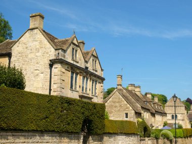 Kilisenin etrafındaki antika eski evler, Bradford-on-Avon, Wiltshire, İngiltere