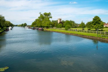 Severn, Gloucestershire, İngiltere 'deki Frampton' da Gloucester & Sharpness Kanalı 'ndaki Splatt Köprüsü yakınlarında demirlemiş renkli dar botlarda bahar güneşinin geç saatleri.