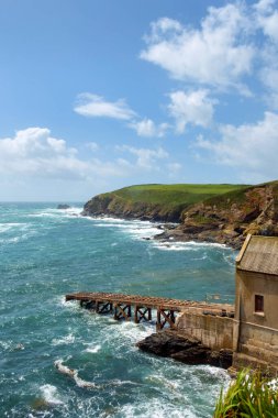 Lizard Peninsula, Cornwall, İngiltere 'deki Lizard Point' teki eski cankurtaran istasyonunda fırtınadan sonra yaz öğleden sonra güneş ışığı.