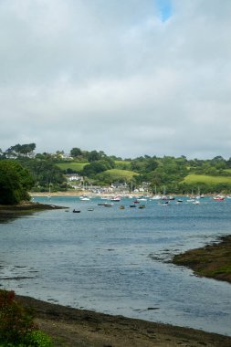 Helford Estuary köyünden Helford Geçidi, Cornwall, İngiltere etrafındaki küçük teknelere bakıyoruz.