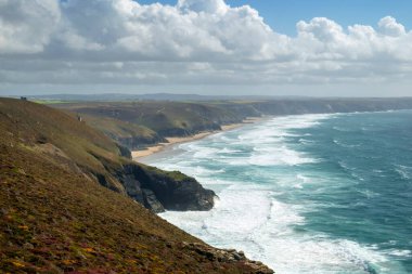 Güneşli bir yaz öğleden sonrasında İngiltere 'nin Cornwall kentinde St. Agnes Heritage Sahili boyunca Chapel Porth Sahili' ne bakın.