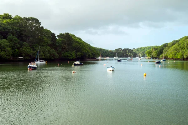 夏日清晨 在英国康沃尔古老的纳瓦斯港赫尔福德河口 一个风景如画的船坞上 平静地停泊着 — 图库照片