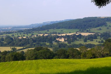İngiltere, Gloucestershire, Winchcombe yakınlarındaki Cotswold kırsalının akşam güneşli manzarası.