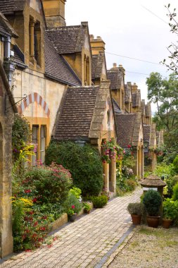 Winchcombe, Gloucestershire, İngiltere 'de bir sıra resimli Cotswold kulübesi..