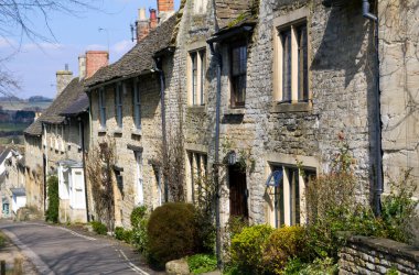 The Hill, Burford, Oxfordshire, İngiltere 'deki Cotswold kulübelerinde bahar güneşinin erken saatlerinde.