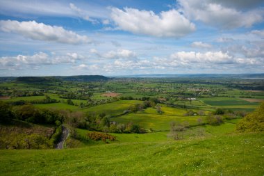 Coaley Tepesi, İngiltere, Gloucestershire yakınlarındaki Cotswold yamaçlarından Severn Vadisi 'ne bakıyor.