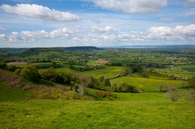 İngiltere, Gloucestershire yakınlarındaki Coaley Tepesi 'ndeki Cotswold bayırından Severn Vadisi' ne bakış açısı