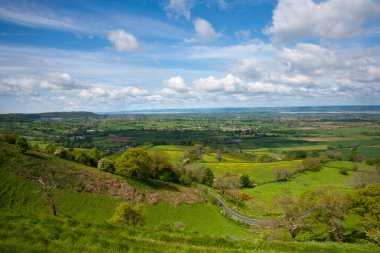 Coaley Tepesi, İngiltere, Gloucestershire yakınlarındaki Cotswold yamaçlarından Severn Vadisi 'ne bakıyor.