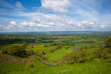 Coaley Tepesi, İngiltere, Gloucestershire yakınlarındaki Cotswold yamaçlarından Severn Vadisi 'ne bakıyor.