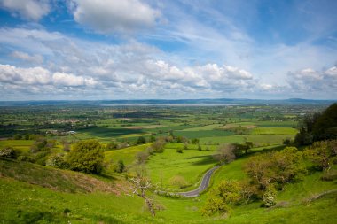 Coaley Tepesi, İngiltere, Gloucestershire yakınlarındaki Cotswold yamaçlarından Severn Vadisi 'ne bakıyor.