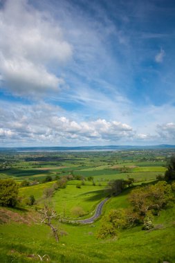 Coaley Tepesi, İngiltere, Gloucestershire yakınlarındaki Cotswold yamaçlarından Severn Vadisi 'ne bakıyor.