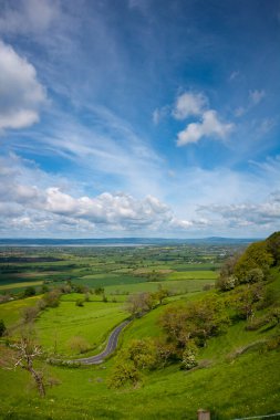 Coaley Tepesi, İngiltere, Gloucestershire yakınlarındaki Cotswold yamaçlarından Severn Vadisi 'ne bakıyor.