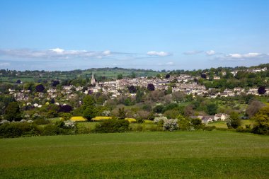 İngiltere, Gloucestershire, Painswick manzaralı Cotswold kırsalında bahar güneşinde