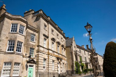 Painswick, Gloucestershire, İngiltere 'deki ana caddedeki Picturesque Cotswold taş evleri.