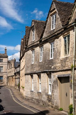 Eski Cirencester, Gloucestershire, İngiltere 'nin en eski caddelerinde antik ve tarihi binalar sıralanır.