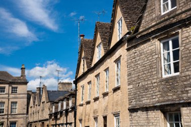 Eski Cirencester, Gloucestershire, İngiltere 'nin en eski caddelerinde antik ve tarihi binalar sıralanır.