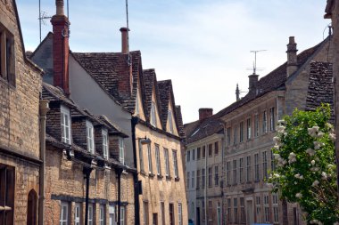 Eski Cirencester, Gloucestershire, İngiltere 'nin en eski caddelerinde antik ve tarihi binalar sıralanır.
