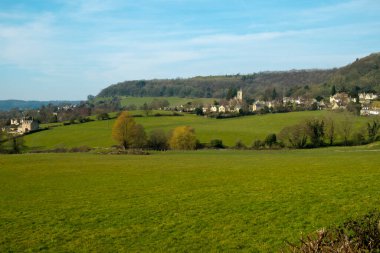 Cotswold Hills bayırının kıyısındaki Gloucestershire, İngiltere 'deki Picturesque Uley köyü..