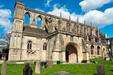 Resimli Malmesbury Manastırı bahar güneşinde, Wiltshire, İngiltere