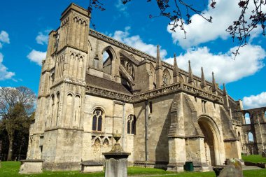 Resimli Malmesbury Manastırı bahar güneşinde, Wiltshire, İngiltere