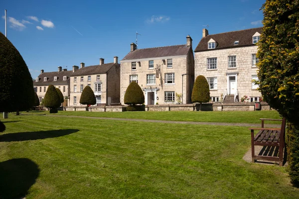 Pintorescas Casas Piedra Cotswold Calle Principal Frente Cementerio Painswick Gloucestershire —  Fotos de Stock