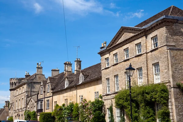 Eski Cirencester, Gloucestershire, İngiltere 'nin en eski caddelerinde antik ve tarihi binalar sıralanır.