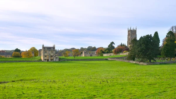 Tarlalar arasında tarihi Chipping Campden mimarisi, Gloucestershire, Cotswolds, İngiltere