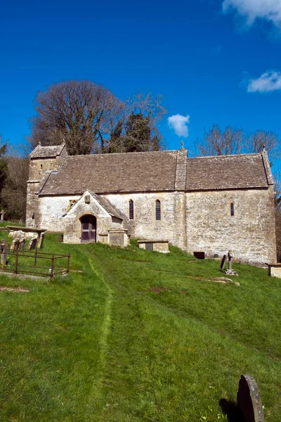 英国Gloucestershire的Duntisbourne Rouse的一座风景如画的古老教堂的春光 — 图库照片