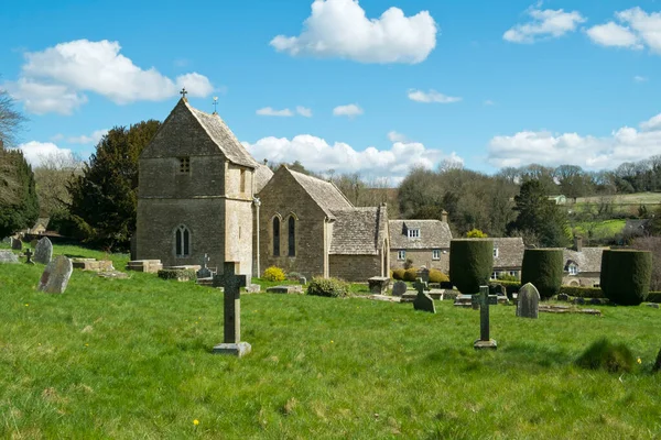 Tavaszi Napsütés Festői Régi Templom Duntisbourne Abbots Cotswolds Gloucestershire Egyesült — Stock Fotó