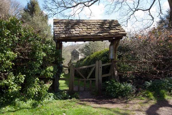 Pitoresco Velho Lychgate Enquadra Pequena Igreja Saxã Velha Sol Primavera — Fotografia de Stock