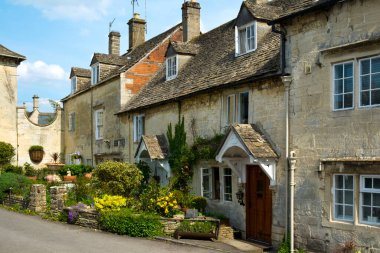 Birçok eski Cotswold taş evleri Painswick, Gloucestershire, İngiltere 'de sokaklara dizilmiştir.