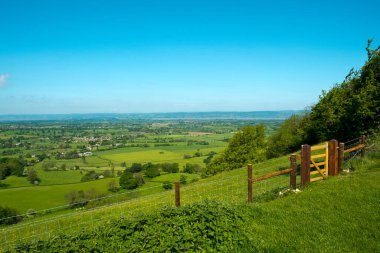Coaley Tepesi Piknik Alanı ve Viewpoint, Gloucestershire, İngiltere 'de bulunan Severn Nehri ve Dean Ormanı' na doğru geniş bir bakış açısı var.