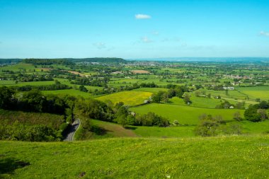 The Severn Vale, Coaley Peak Piknik Alanı ve Viewpoint, Gloucestershire, İngiltere 'de Cotswold bayırı boyunca geniş bir alan manzarası var.
