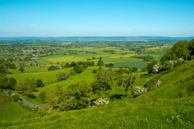 Coaley Tepesi, Cotswolds, Gloucestershire, İngiltere 'deki The Cotswold Yolu' ndan Severn Vale 'e bakın.