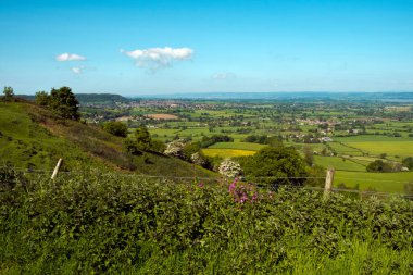 Coaley Tepesi, Cotswolds, Gloucestershire, İngiltere 'deki The Cotswold Yolu' ndan Severn Vale 'e bakın.