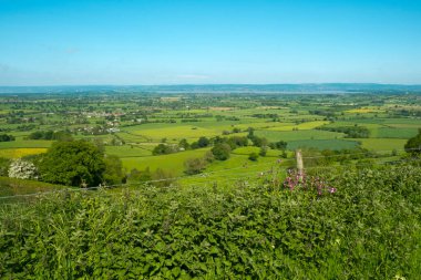 Coaley Tepesi, Cotswolds, Gloucestershire, İngiltere 'deki The Cotswold Yolu' ndan Severn Vale 'e bakın.