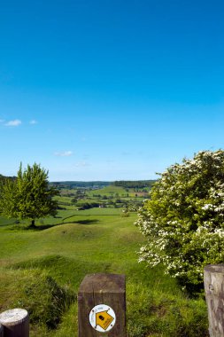 Cotswold Yolu, İngiltere, Gloucestershire yakınlarındaki Coaley Tepesi 'nde bulunan patikadan geçer.
