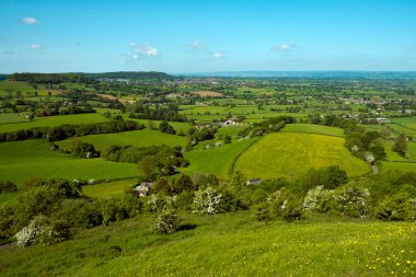 Cotswold Yolu 'ndan New York, Gloucestershire, Cotswolds, İngiltere yakınlarındaki Coaley Tepesi Piknik Alanı ve Viewpoint' teki toposcope yakınındaki uzun mesafe patika görüntüleri.