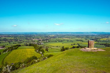 Cotswold Yolu 'ndan New York, Gloucestershire, Cotswolds, İngiltere yakınlarındaki Coaley Tepesi Piknik Alanı ve Viewpoint' teki toposcope yakınındaki uzun mesafe patika görüntüleri.