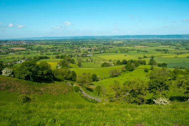 Coaley Tepesi 'nden The Severn Vale' in Nympsfield, Cotswolds, Gloucestershire, İngiltere yakınlarındaki tarlalarına bakın.