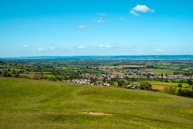 Yaz başında Severn Vadisi 'nde Cotswolds, Gloucestershire, İngiltere' deki Selsley Common 'dan Dean Ormanı' na doğru bir tarla manzarası vardı.