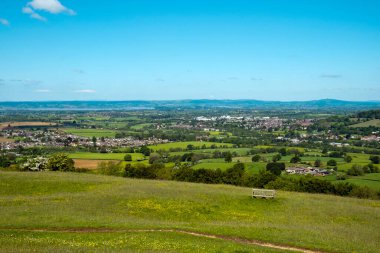 Yaz başında Severn Vadisi 'nde Cotswolds, Gloucestershire, İngiltere' deki Selsley Common 'dan Dean Ormanı' na doğru bir tarla manzarası vardı.