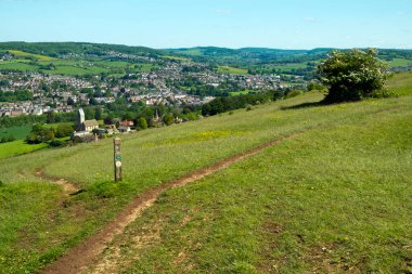 Stroud Vadisi üzerinde Stroud Yolu 'ndan Stroud Bulvarı üzerinde Stroud, Gloucestershire, Cotswolds, İngiltere yakınlarındaki Selsley Bulvarı' ndaki uzun mesafeli patikadan geniş görüş.