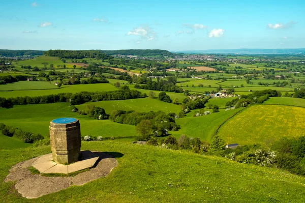 Cotswold Yolu, İngiltere, Gloucestershire yakınlarındaki Coaley Tepesi 'nde bulunan patikadan geçer.